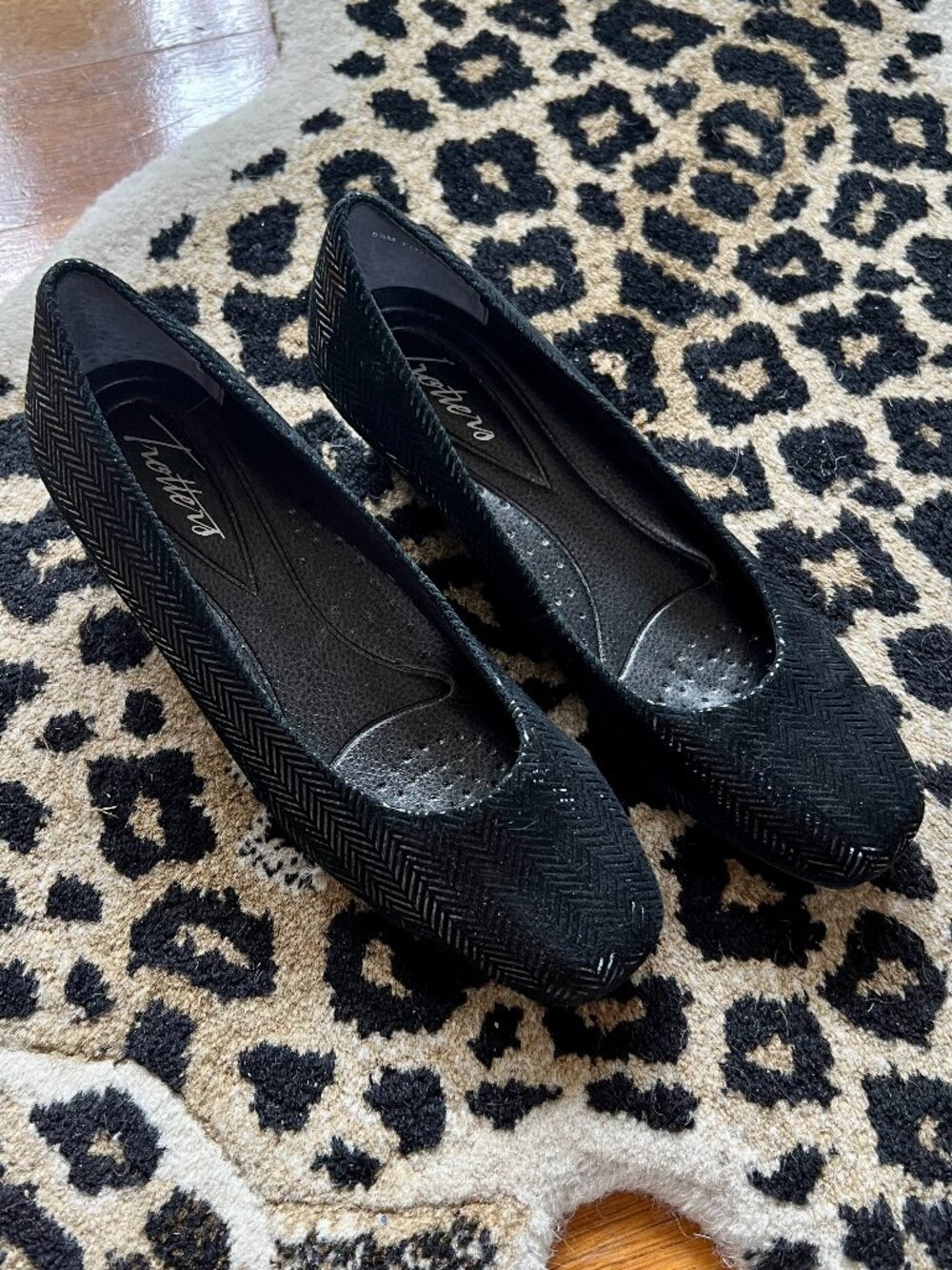 Trotters Black Lauren Wedge Size 5.5